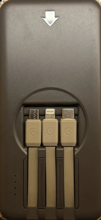 Powerbank con i tre cavi integrati